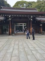 Am Meiji-Schrein in Tokio