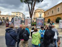 Rom. Vatikanische Museen. Sylvia erklärt die Sixtinische Kapelle