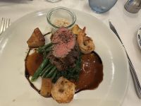 Hauptgericht: Filet in Pfefferkruste mit gegrillten Garnelen