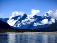 Die Berge und spektakuläre Wolken am Haast River