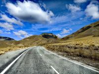 Wir winden uns durch steppenartige Landschaften den Lindis Paß hinauf