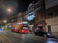 London. Abends am Pub