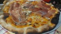 Pizza im Lokal im Stadtviertel Monti, Rom