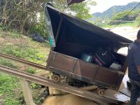 Gepäcktransport, Hotel, Taman Negara, Malaysia.jpeg