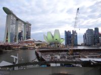 Singapur, Marina Bay Sands, im Vordergrund wird die neue Tribüne für die Formel-1-Strecke gebaut.