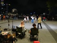 Singapur, Girlie Gruppen performen auf der Event Plaza. Stylisten, Licht, Ton, alles dabei – wie die Profis.