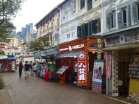 Singapur, China Town mit Hochhaussilhouette 
