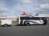 Unser Bus mit Gepäckanhänger für unsere Rundreise