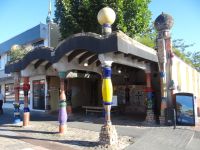 Kawakawa, hier hat Friedensreich Hundertwasser ein schmuckes Toilettenhäuschen hinterlassen.