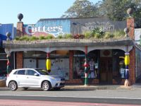 Kawakawa, gegenüber ein Laden mit begrüntem Vordach. Leider findet das keine Nachahmer.