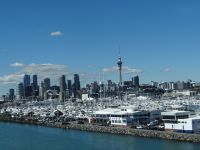 Auckland, wir überqueren die Harbour Bridge. Blick auf den Hafen