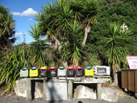 Es gibt viele Varianten eines Briefkastens, rechts eine ausrangierte Mikrowelle.