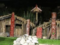 Maori Village Mitai, die Bühne, auf der die zeremonielle Abläufe und Tänze dargeboten werden.