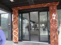 Wellington, Eingang zum Parlament. Auch hier ist die Kultur der Maori präsent.