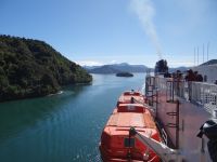 Die Uferseiten könnte man fast streicheln.