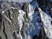 Südalpen, der Flug bietet spektakuläre Blicke auf die Bergwelt.