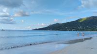 Der Strand Beau Vallon Bay im Norden von Mahe