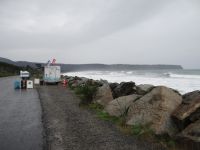 Fotostopp am Tasmanischen Meer. Der Kaffeekiosk bietet Trost auf der Strecke.