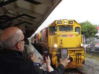 Greymouth, der TranzAlpine fährt ein.