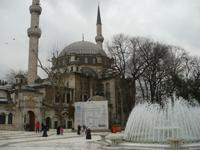 prunkvoller Vorplatz der Eyüp Moschee