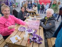 Besuch bei der Vorbereitung des Blumencorso - fleißige Hände ...