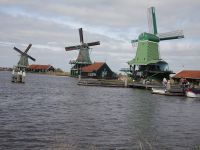 ... typisch für Zaanse Schans: verschiedene Windmühlen zur Besichtigung und in Funktion ...