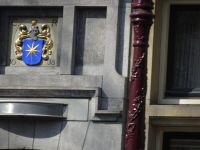 ... Detail der prunkvollen Häuser entlang der Grachten ...