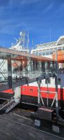 Passagierbrücke zum Schiff auf Deck 5