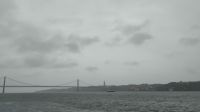 Blick auf die Ponte 25 de Abril bei (noch) grauem Himmel, Lissabon