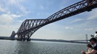 Fahrt unter der Eisenbahn-Brücke