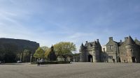 Holyrood Palace mit Blick zu den Salisbury Crags