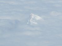 aus der Wolkendecke ragt die Gipfelspitze heraus