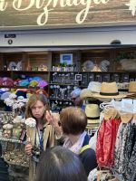 Spanien, Malaga, RLin Birgit erklärt die Biznaga (Jasminblüten)