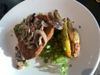 Schnitzel mit Bratkartoffeln (und Frietjes, nicht im Bild)