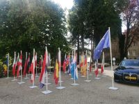 Fahnenmeer vor dem Schlosshotel in Schengen