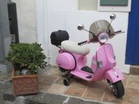 Salina erkunden auf einer Vespa mit Stützrädern.:)