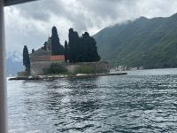 Eine vorgelagerte Insel vom Boot aus