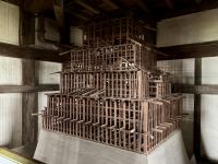 8. Tag: Mit dem Zug nach Hiroshima über Himeji – Burg Himeji – Modell der Holzstruktur der Burg