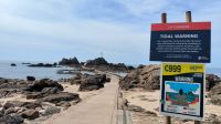 Ebbe. Der Weg zum Leuchtturm ist frei