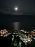 Ein Blick aus dem Fenster auf die nächtliche Idylle