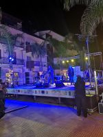 Nächtliche Szene von Marktplatz in Letojanni