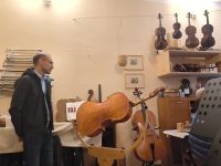 Mit Davide zu Besuch beim Geigenbauer