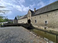 Lange Eingangsfront des Wasserschlosses