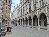 Seitenfront von Tuchhalle und Gerichtsgebäude in Mechelen 