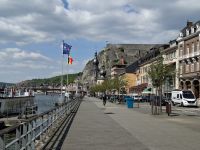 Maasufer in Dinant mit Festung im Hintergrund