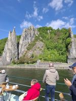 Bootsfahrt in Dinant auf der Maas. Im Blick: der gespaltene Bayard-Felsen