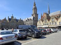 Marktplatz in Veurne mit Belfried (UNESCO), Rasthaus und Gerichtslaube