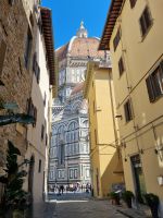 Florenz - Altstadt (Via della Canonica) mit Blick zur Kathedrale Santa Maria del Fiore