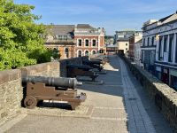 4. Tag – Ausflug nach Nordirland – Spaziergang in Derry – Kanonen in Richtung Rathaus