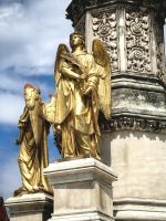 Eine der 4 goldenen Figuren am Marienbrunnen in Zagreb